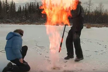 Hồ băng Bắc Cực bốc cháy bí ẩn