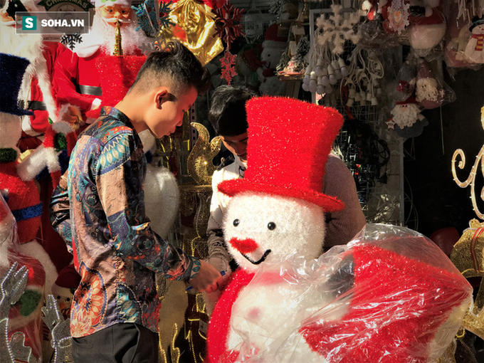 Tất bật “nặn” người tuyết dịp Noel, người dân phố cổ thu chục triệu mỗi ngày - Ảnh 5. Tất bật “nặn” người tuyết dịp Noel, người dân phố cổ thu chục triệu mỗi ngày - Ảnh 5.