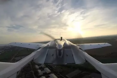 Ô tô "biến hình" thành máy bay trong 3 phút