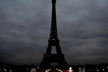 Tháp Eiffel cùng hàng loạt điểm du lịch nổi tiếng của Pháp đóng cửa