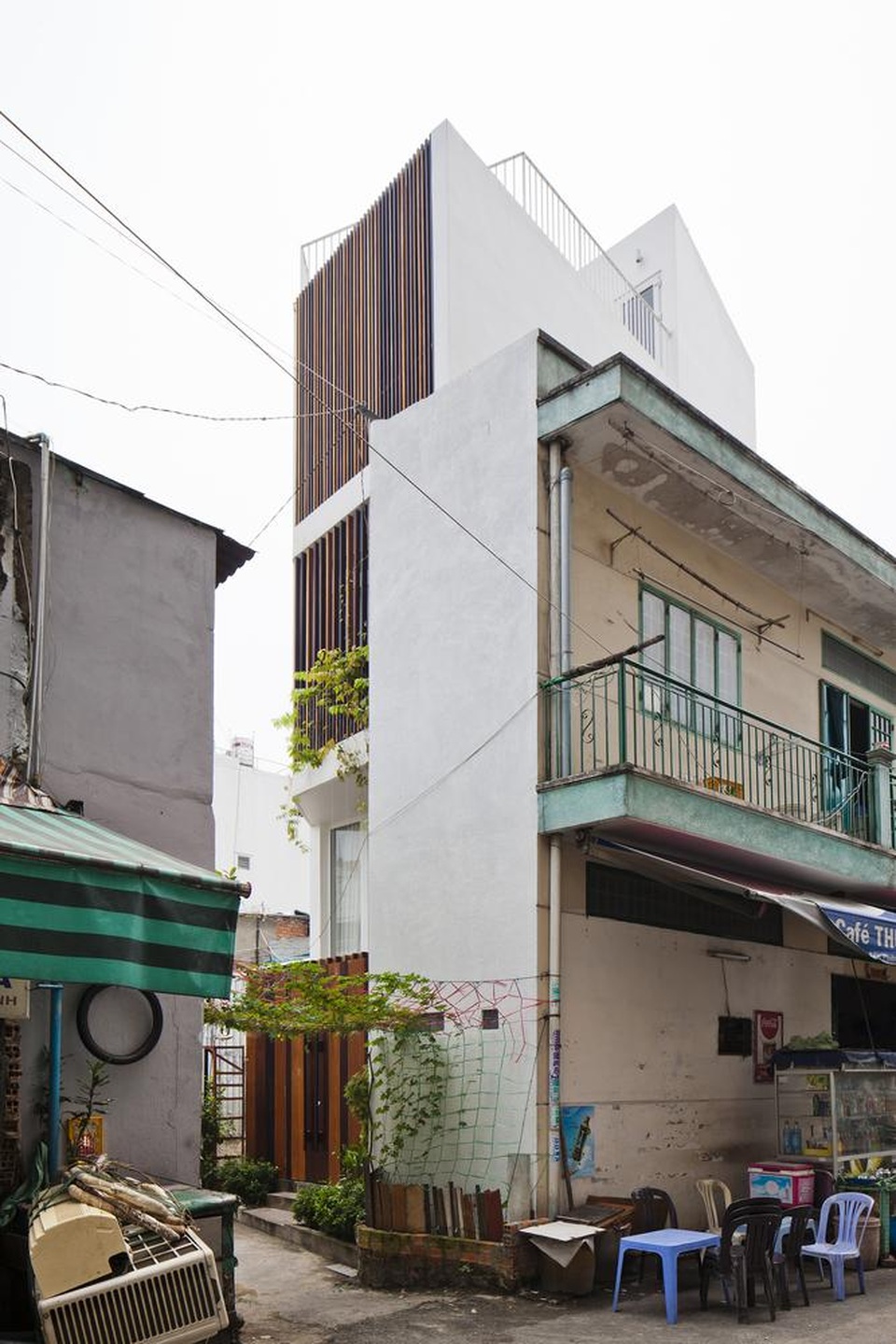 Nhà ống xây trên đất méo ở Sài Gòn vẫn đẹp bất ngờ nhờ độc chiêu thiết kế - 1 Nhà ống xây trên đất méo ở Sài Gòn vẫn đẹp bất ngờ nhờ độc chiêu thiết kế - 1