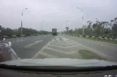 Clip giao thông đáng chú ý trong tuần: Hai mẹ con hoảng loạn vì đi xe máy nhầm lên cao tốc