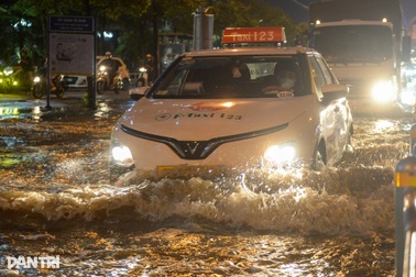 Hơn 2 ngày sau mưa như trút nước đường Võ Chí Công vẫn ngập gần nửa mét