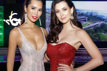 Siêu mẫu Hà Anh gợi cảm ngang Hoa hậu Hoàn vũ 2005 Natalie Glebova