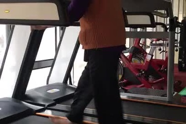 Clip tập đi bộ trên máy của cụ bà 84 tuổi