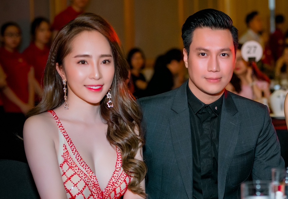 Công khai nâng ngực, Quỳnh Nga nóng bỏng bên “người tình” Việt Anh - 1 Công khai nâng ngực, Quỳnh Nga nóng bỏng bên “người tình” Việt Anh - 1