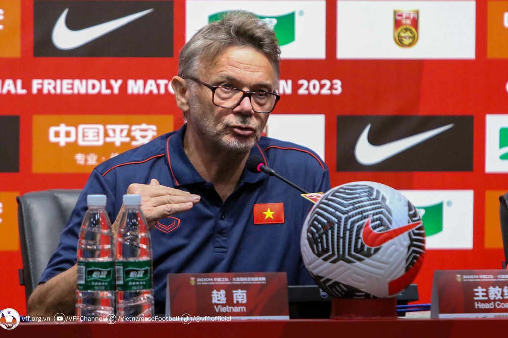 HLV Troussier: "Đội tuyển Việt Nam và Trung Quốc đẳng cấp ngang nhau" | Báo Dân trí