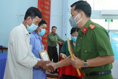 Khen thưởng đột xuất hai anh em ruột có công bắt trộm