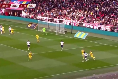 Saka giúp đội tuyển Anh đánh bại Ukraine