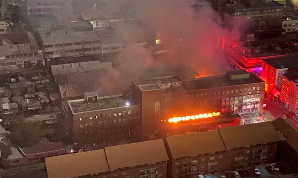 Nhảy từ tầng cao thoát vụ hỏa hoạn kinh hoàng ở Nam Phi - 1 Nhảy từ tầng cao thoát vụ hỏa hoạn kinh hoàng ở Nam Phi - 1