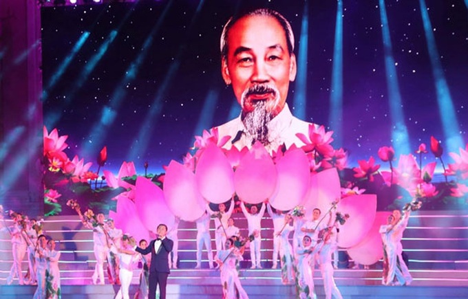 NSND Tạ Minh Tâm trong một chương trình nghệ thuật về Đảng quang vinh, Bác Hồ vĩ đại.