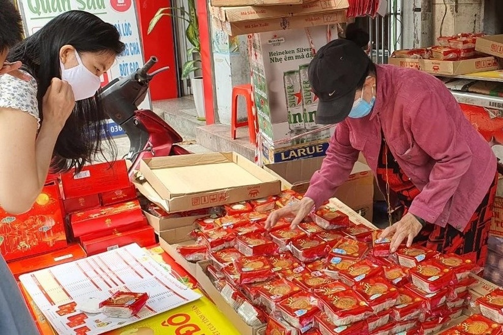 Người dân kém tha thiết với bánh Trung thu vì không phải hàng thiết yếu - 3 Người dân kém tha thiết với bánh Trung thu vì không phải hàng thiết yếu - 3