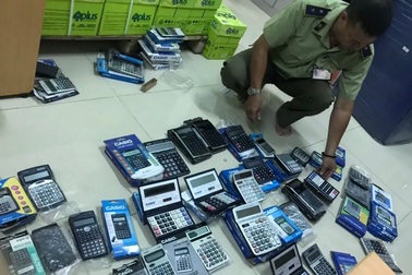 TPHCM: Phát hiện hàng trăm máy tính cầm tay nghi giả bán ở nhà sách, của hàng