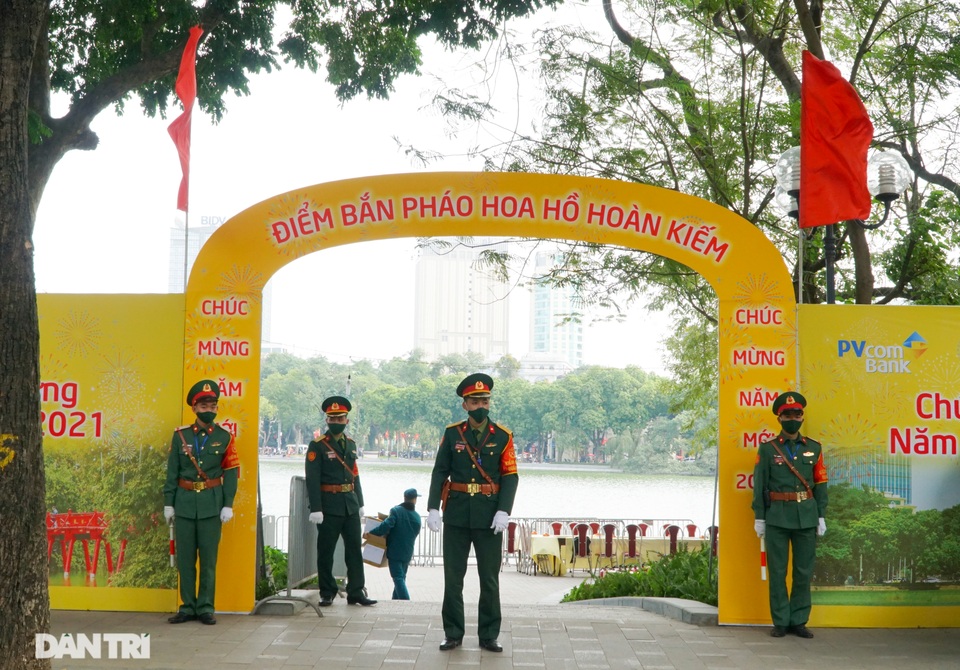 Cận cảnh trận địa pháo hoa hồ Gươm chuẩn bị khai hỏa đón Tết 2021 - 1 Cận cảnh trận địa pháo hoa hồ Gươm chuẩn bị khai hỏa đón Tết 2021 - 1