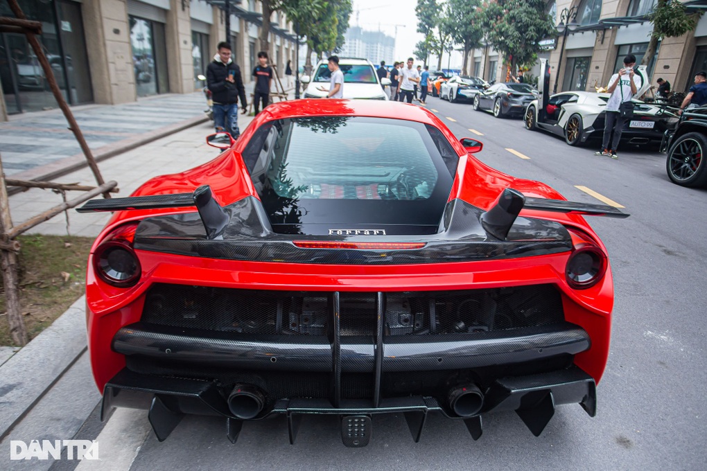 Ferrari 488 GTB từng vướng lùm xùm lăng mạ CSGT tiếp tục được rao bán - 5 Ferrari 488 GTB từng vướng lùm xùm lăng mạ CSGT tiếp tục được rao bán - 5
