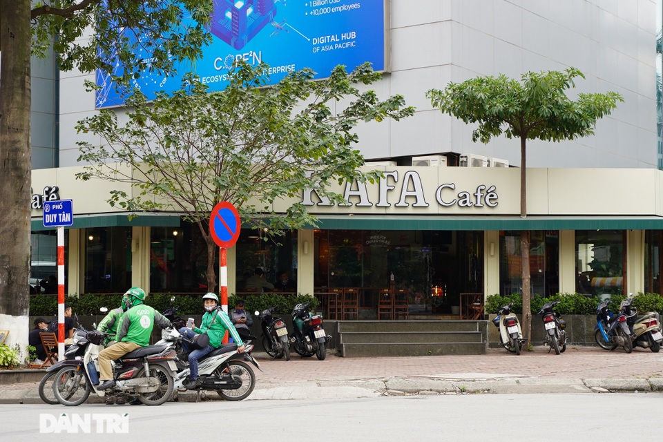 Sáng 2/3, hàng loạt quán cà phê ở Hà Nội tấp nập mở cửa đón khách trở lại - 8 Sáng 2/3, hàng loạt quán cà phê ở Hà Nội tấp nập mở cửa đón khách trở lại - 8