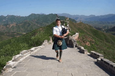 Chàng trai mặc váy du lịch khắp nơi, nổi như cồn nhờ tài lẻ thú vị