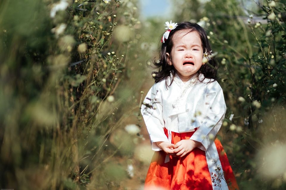 Bộ ảnh “họa mi khóc trong nắng” gây “sốt” vì biểu cảm dễ thương của bé gái - 1
