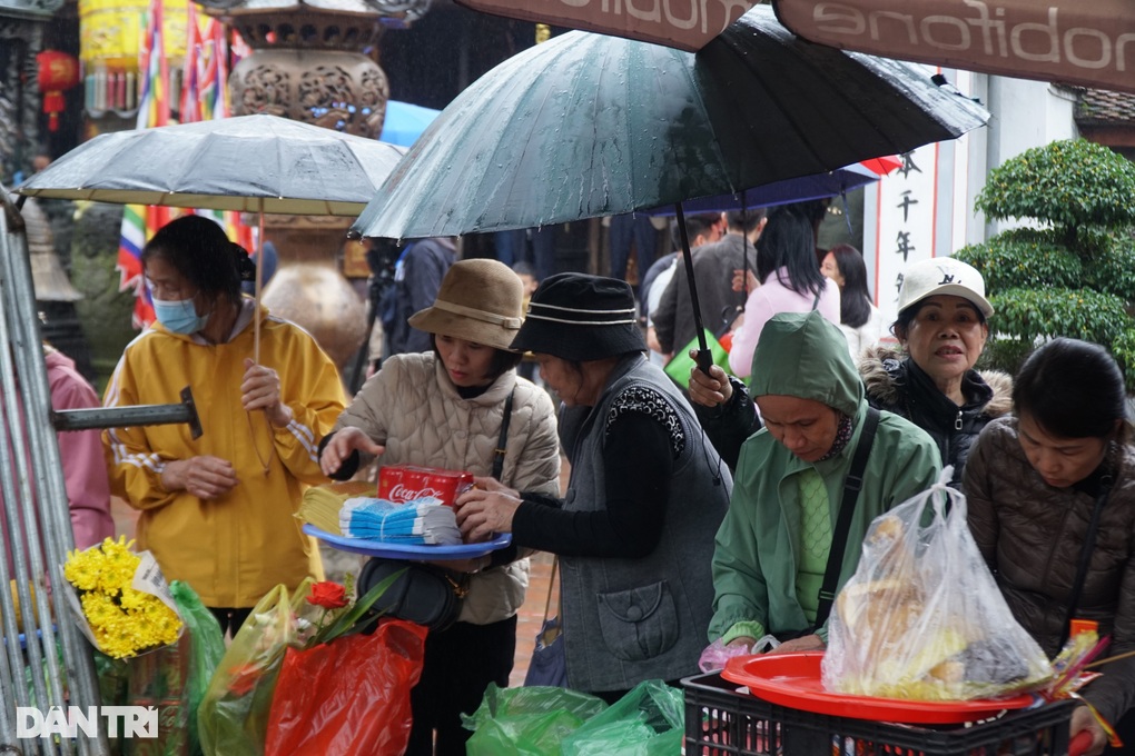 Người dân đội mưa sắp lễ, dâng hương trước giờ khai ấn đền Trần - 2 Người dân đội mưa sắp lễ, dâng hương trước giờ khai ấn đền Trần - 2