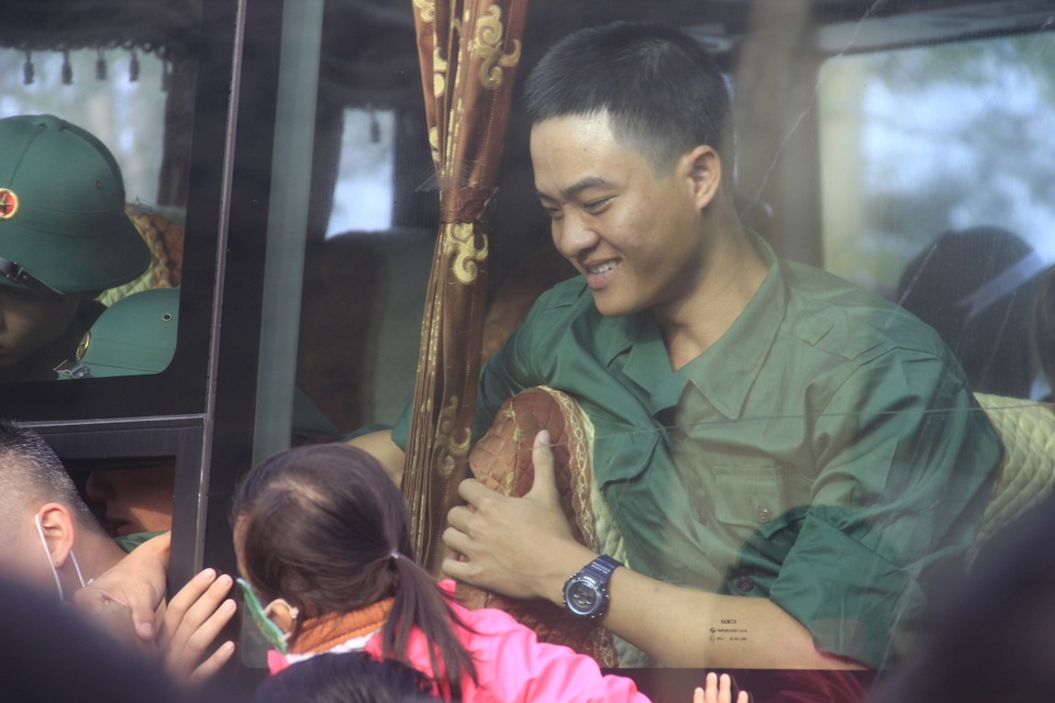 Nước mắt bịn rịn chia tay tân binh trước giờ nhập ngũ - 5 Nước mắt bịn rịn chia tay tân binh trước giờ nhập ngũ - 5
