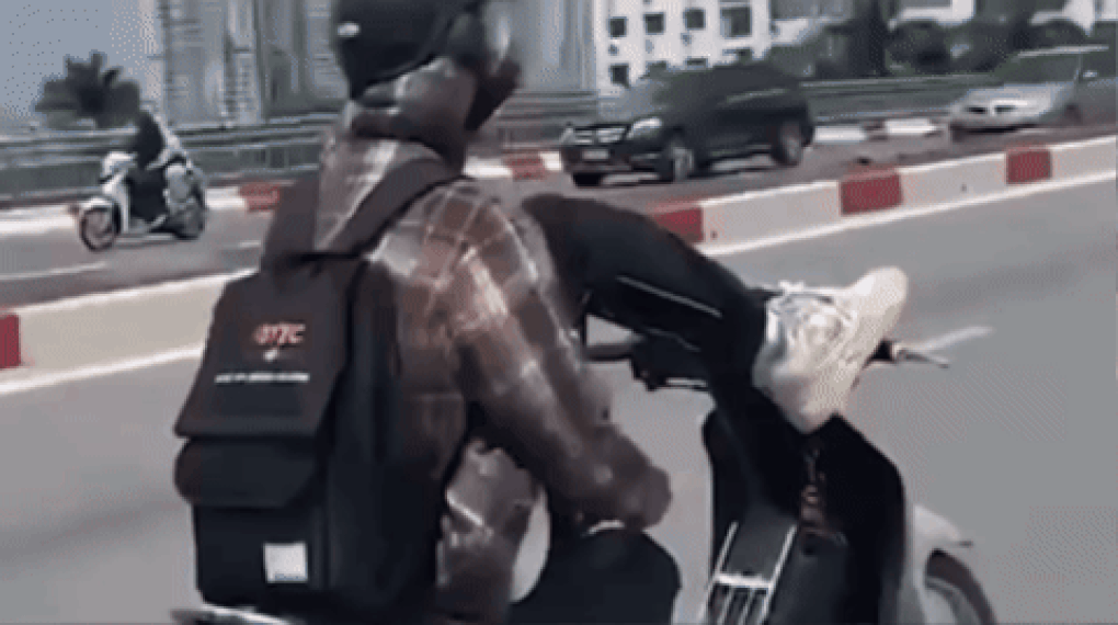 Xác minh hình ảnh thanh niên lái xe máy bằng chân trên cầu vượt ở Hà Nội - 1 Xác minh hình ảnh thanh niên lái xe máy bằng chân trên cầu vượt ở Hà Nội - 1