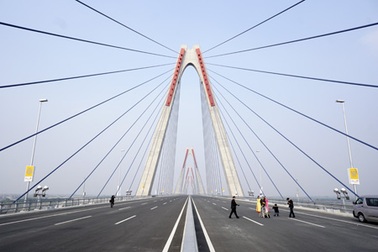 Cấm tất cả các loại phương tiện qua cầu Nhật Tân trong đêm Giao thừa