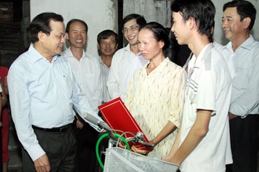 Bí thư Thành ủy Hà Nội thăm, tặng quà thủ khoa ĐH Dược HN