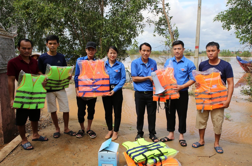 Thanh niên tham gia cứu nạn trên biển nhận huy hiệu “Tuổi trẻ dũng cảm” - 3 Thanh niên tham gia cứu nạn trên biển nhận huy hiệu “Tuổi trẻ dũng cảm” - 3