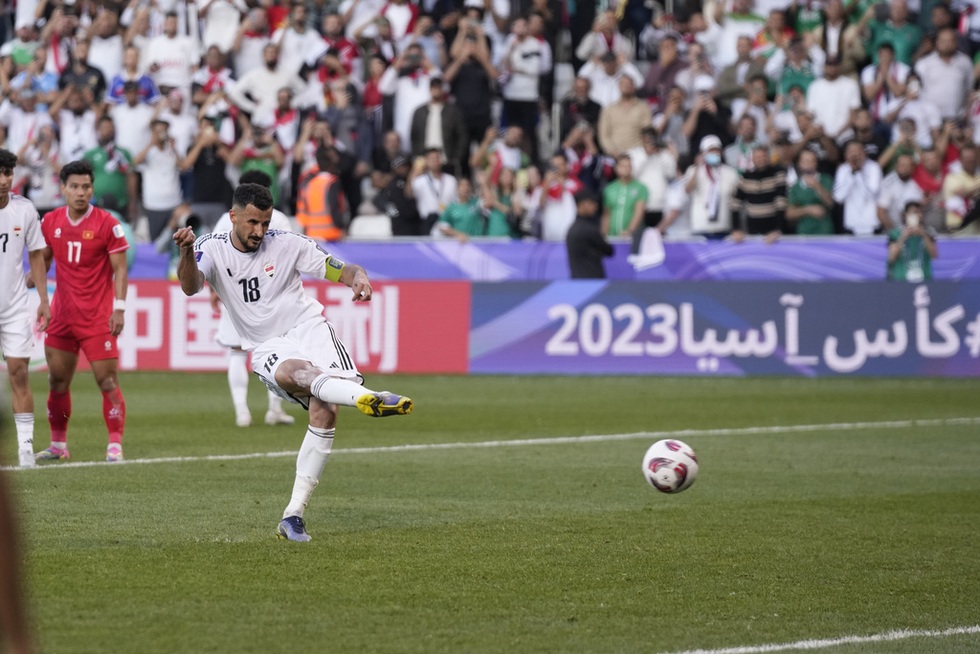 Chuyên gia: Trọng tài V-League yếu, cầu thủ Việt Nam khổ khi gặp VAR - 4