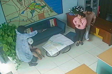Bắt kẻ bịt mặt lao vào công ty kề dao cướp tiền