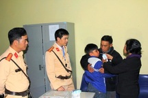 CSGT Hà Nam giúp cháu bé đi lạc từ Thái Bình về với gia đình