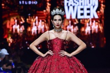 Hậu trường chưa kể tại Tuần lễ thời trang: Võ Hoàng Yến 4 lần làm vedette