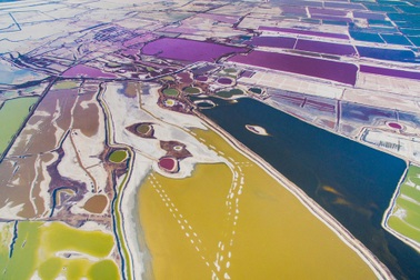 “Biển chết” ở Trung Quốc đột nhiên chuyển sang màu cầu vồng kỳ lạ