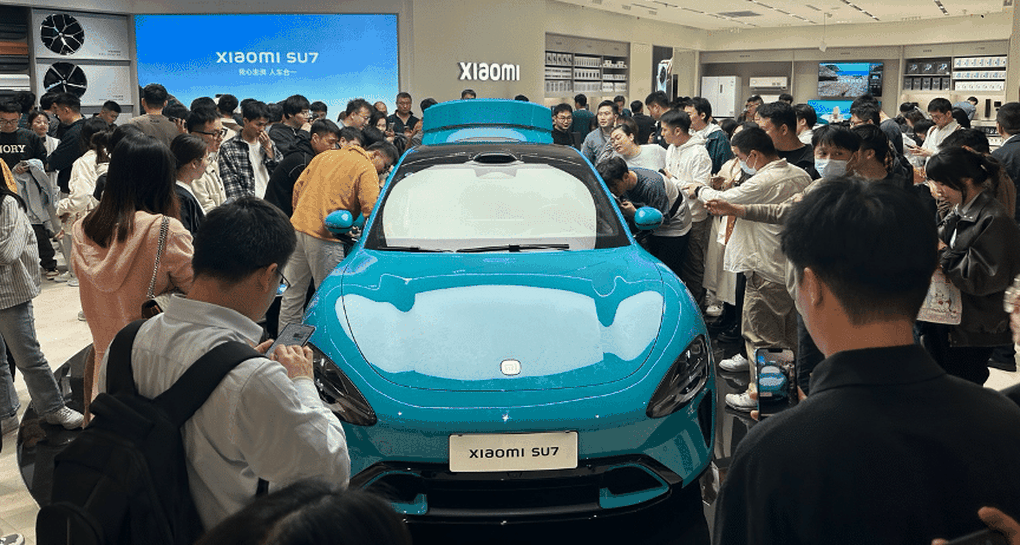 Khách xếp hàng tới 3 giờ sáng lái thử Xiaomi SU7, xe 2024 đã được mua hết - 4