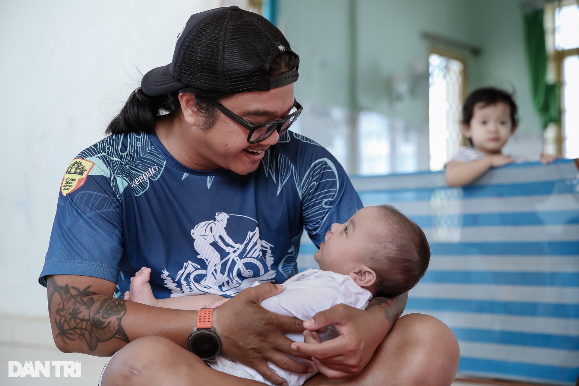 Người đàn ông bơi 100km trong 2 ngày để viết tiếp cuộc đời cho một bệnh nhi - 3 Người đàn ông bơi 100km trong 2 ngày để viết tiếp cuộc đời cho một bệnh nhi - 3