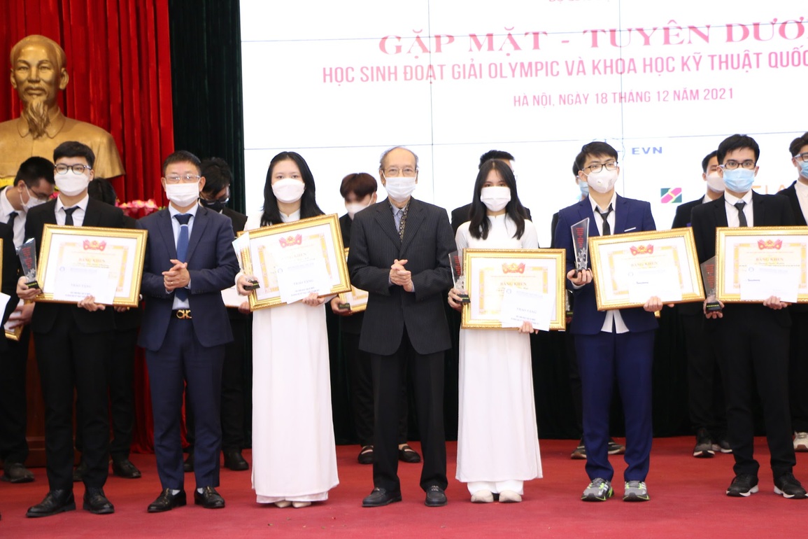Quỹ Khuyến học Việt Nam trao quà tới 31 học sinh đoạt giải Olympic quốc tế - 3 Quỹ Khuyến học Việt Nam trao quà tới 31 học sinh đoạt giải Olympic quốc tế - 3
