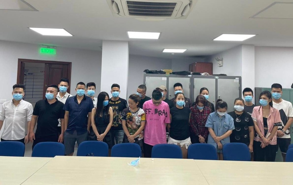 Hà Nội: 19 nam, nữ bay lắc trong quán karaoke đang sửa chữa - 2 Hà Nội: 19 nam, nữ bay lắc trong quán karaoke đang sửa chữa - 2