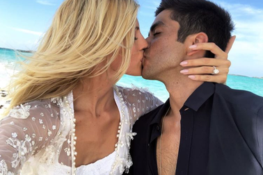 Siêu mẫu Victoria's Secret liên tục khoe nhẫn đính hôn khủng