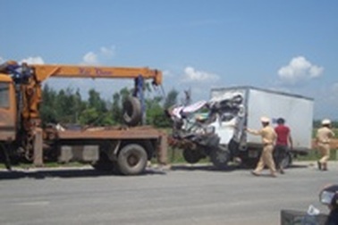 Đầu xe tải bị tông bẹp dúm, 3 người chết tại chỗ