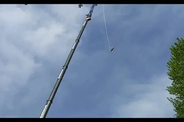 Nhảy bungee bất ngờ bị tuột dây, du khách rơi tự do 100m xuống đất