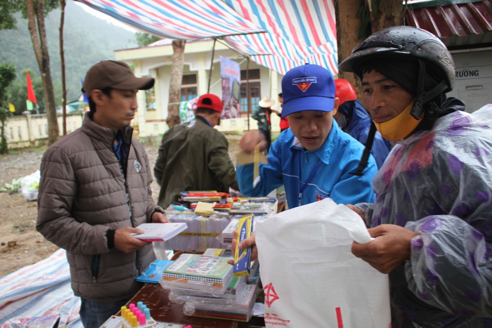 Hàng trăm người dân vùng lũ Quảng Trị đi chợ từ thiện 0 đồng - 3 Hàng trăm người dân vùng lũ Quảng Trị đi chợ từ thiện 0 đồng - 3