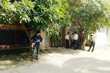 Con bàng hoàng phát hiện bố mẹ tự tử trong nhà