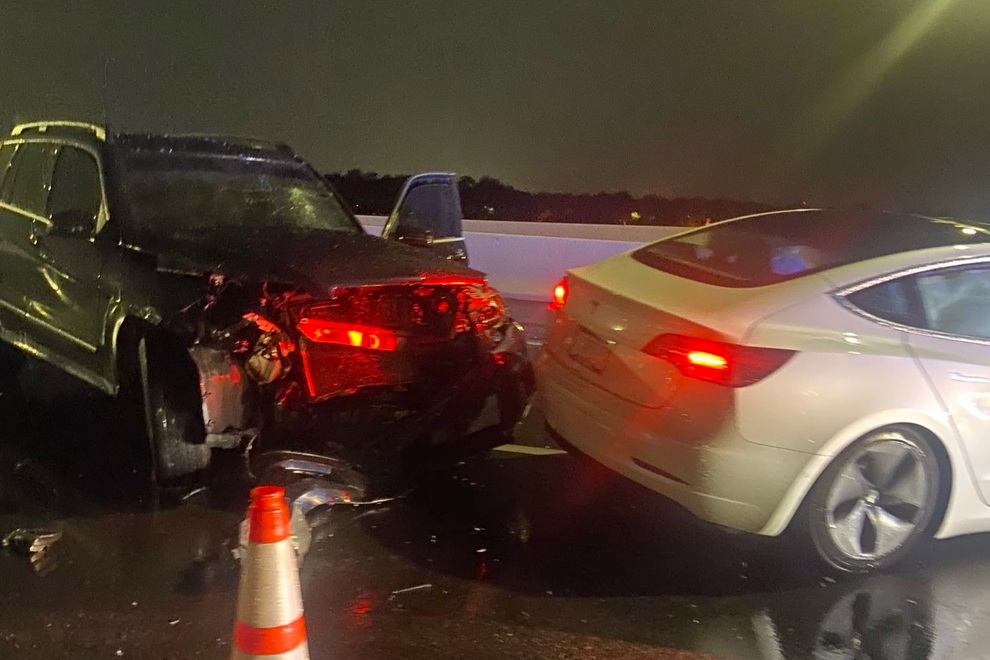 Vừa bật tính năng Autopilot, xe Tesla đã đâm gục xe cảnh sát - 2 Vừa bật tính năng Autopilot, xe Tesla đã đâm gục xe cảnh sát - 2