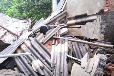 Khối đá hàng chục tấn sạt lở xuống gần phòng ngủ của 3 mẹ con