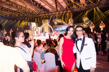 Dustin Nguyễn - Bebe Phạm được săn đón tại thảm đỏ bế mạc LHP Kim Kê