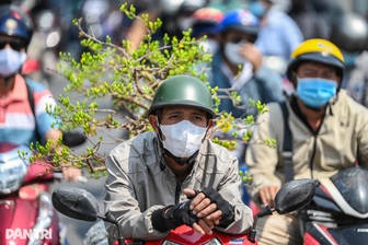 Người dân "chịu trận" giữa dòng xe kẹt để rời TPHCM về quê đón Tết