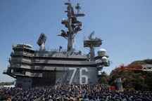 Phó tổng thống Mỹ thăm tàu sân bay, cảnh báo Triều Tiên “gươm luôn sẵn sàng”