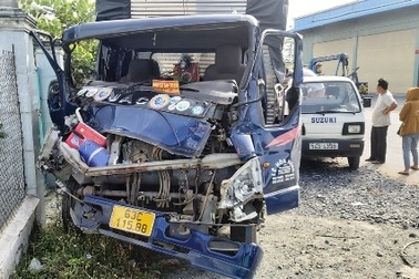 Xe tải gây tai nạn liên hoàn khiến 5 ô tô hư hỏng