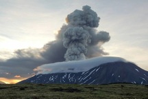 Núi lửa Nga phun khói bụi cao 9km sau động đất 8,8 độ