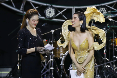 Lệ Quyên bị chê "kém duyên", cướp lời MC khi công bố giải Làn Sóng Xanh